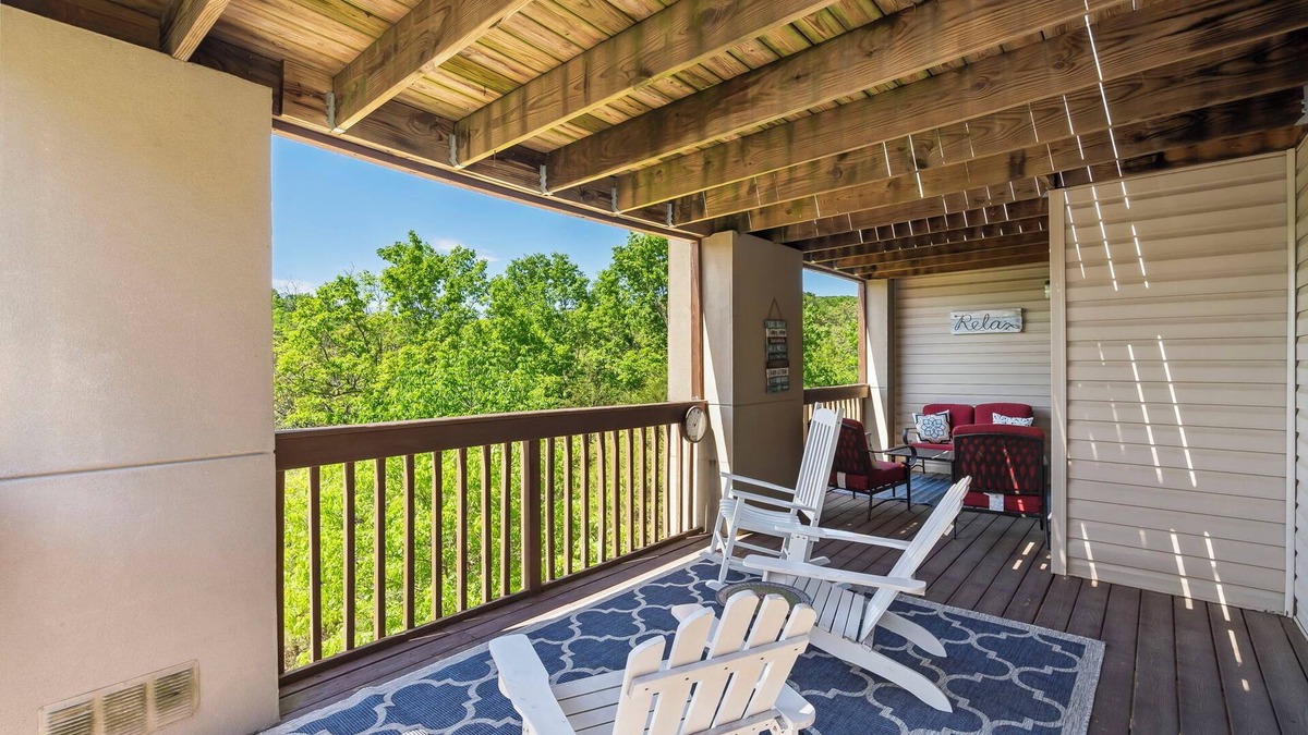 Indian Point Condo | Peaceful 2 bed 2bath condo with AMAZING deck next to Silver Dollar City!