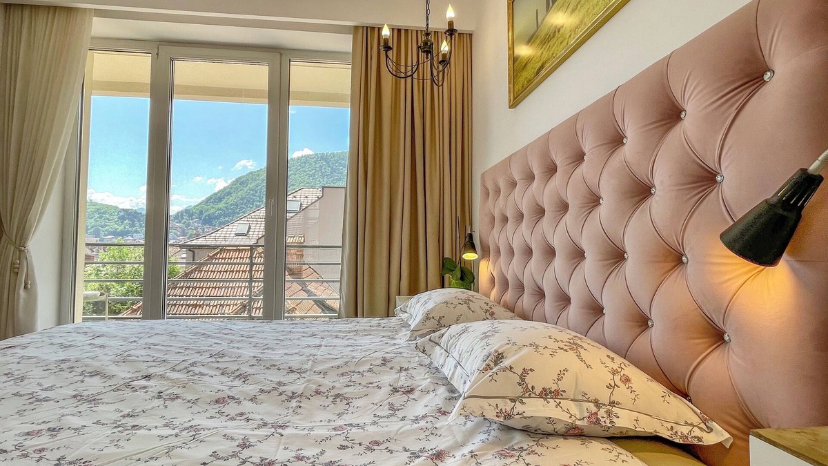 Centrul Vechi Apartment | Peaceful 2-Bedroom Apartment with Stunning View of the Brasov Mountains