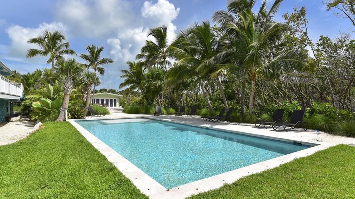 Islamorada House | Peaceful 2 Bedroom Oceanfront Cottage with Pool and Dock