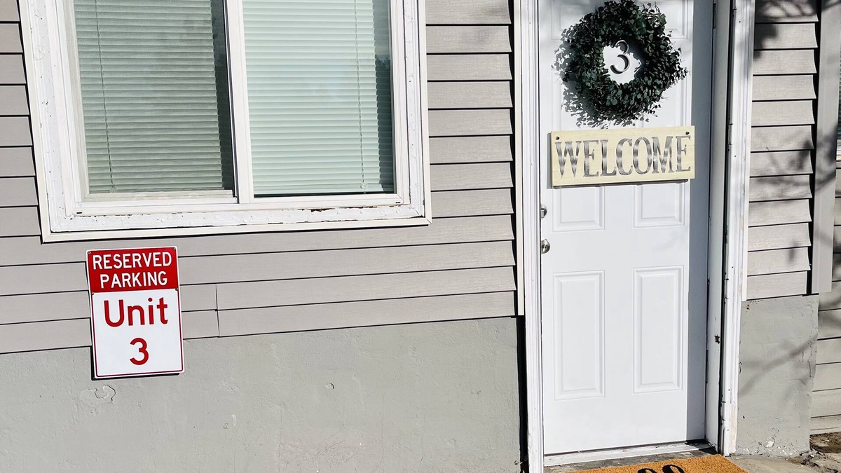 Dupont Apartment | Peaceful 3 bedroom Farmhouse by Denver Airport (Pet Friendly)