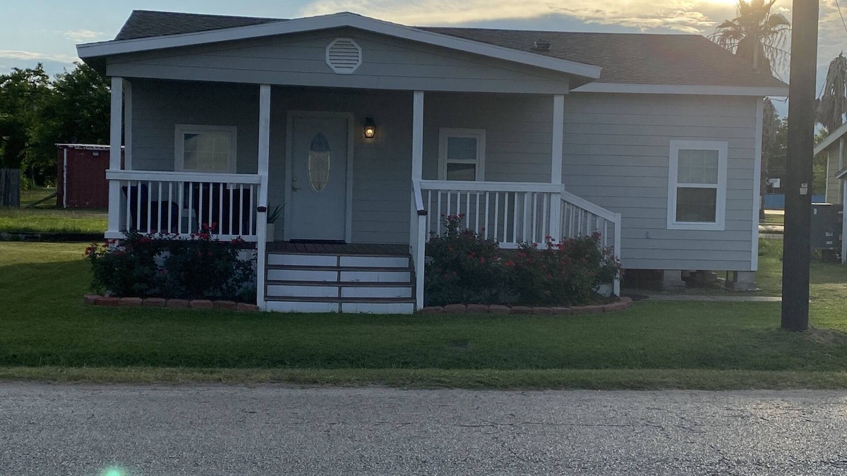 Palacios House | Peaceful 3BR house with a lot of space.