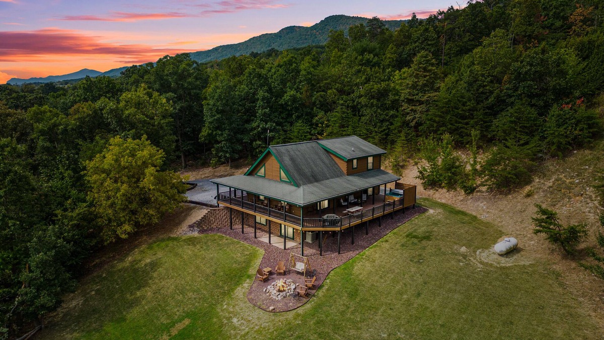 Stanley Cabin | Peaceful 5-bedroom cabin with hot tub and views