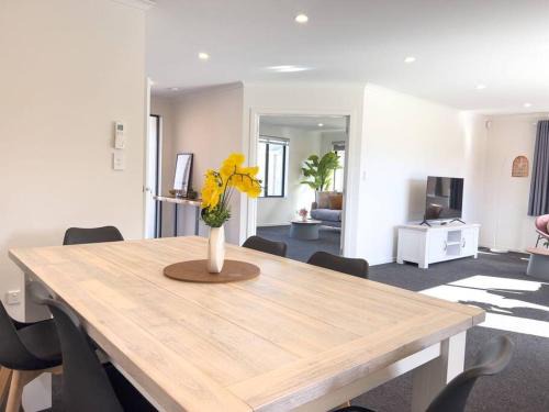 Pukehangi House | Peaceful 5 bedrooms Retreat