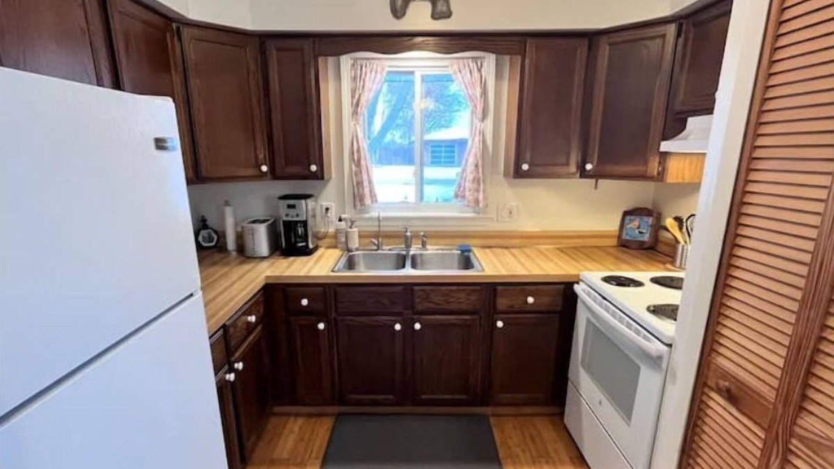 Hamburg Township Cottage | Peaceful All Seasons Lakehouse On Private Lake