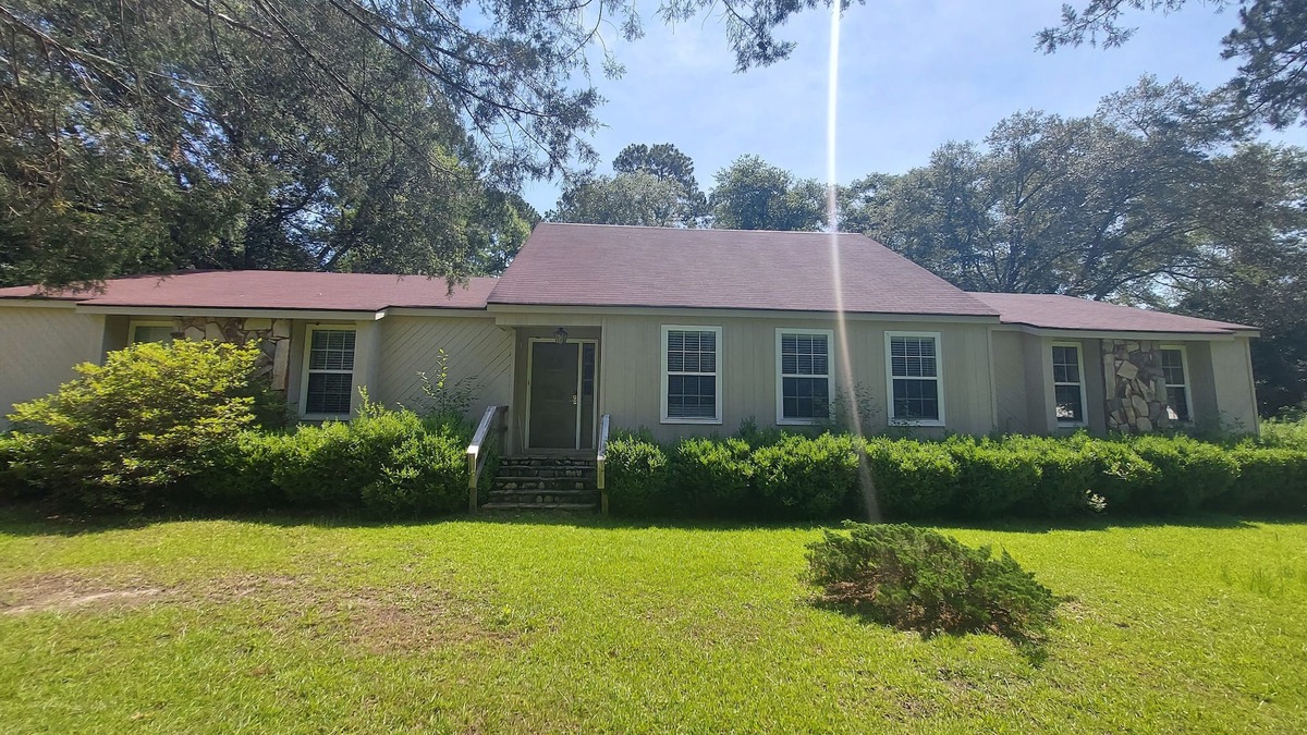 Douglas House | Peaceful almost 4 acres pond,sunroom, close to shopping restaurant's Douglas,GA