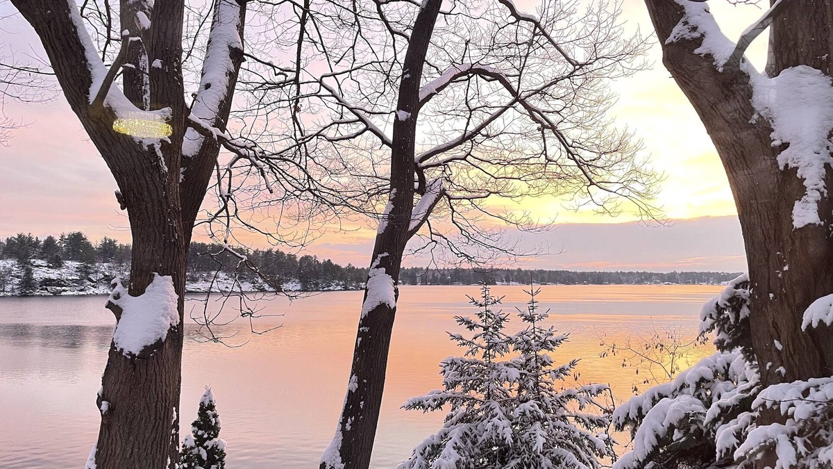 Gravenhurst Cottage | Peaceful and Family-Friendly Downtown Lake House with Private Docks