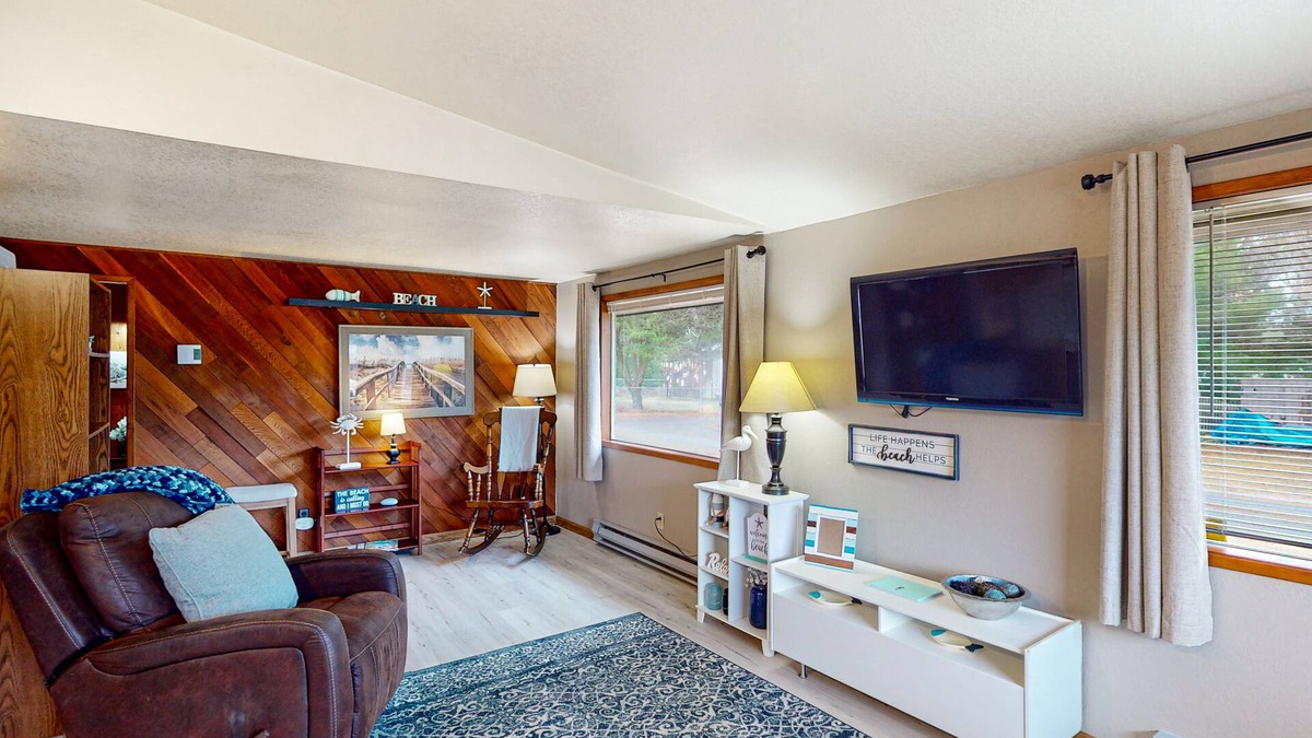 Grayland House | Peaceful and spacious beach vacation home