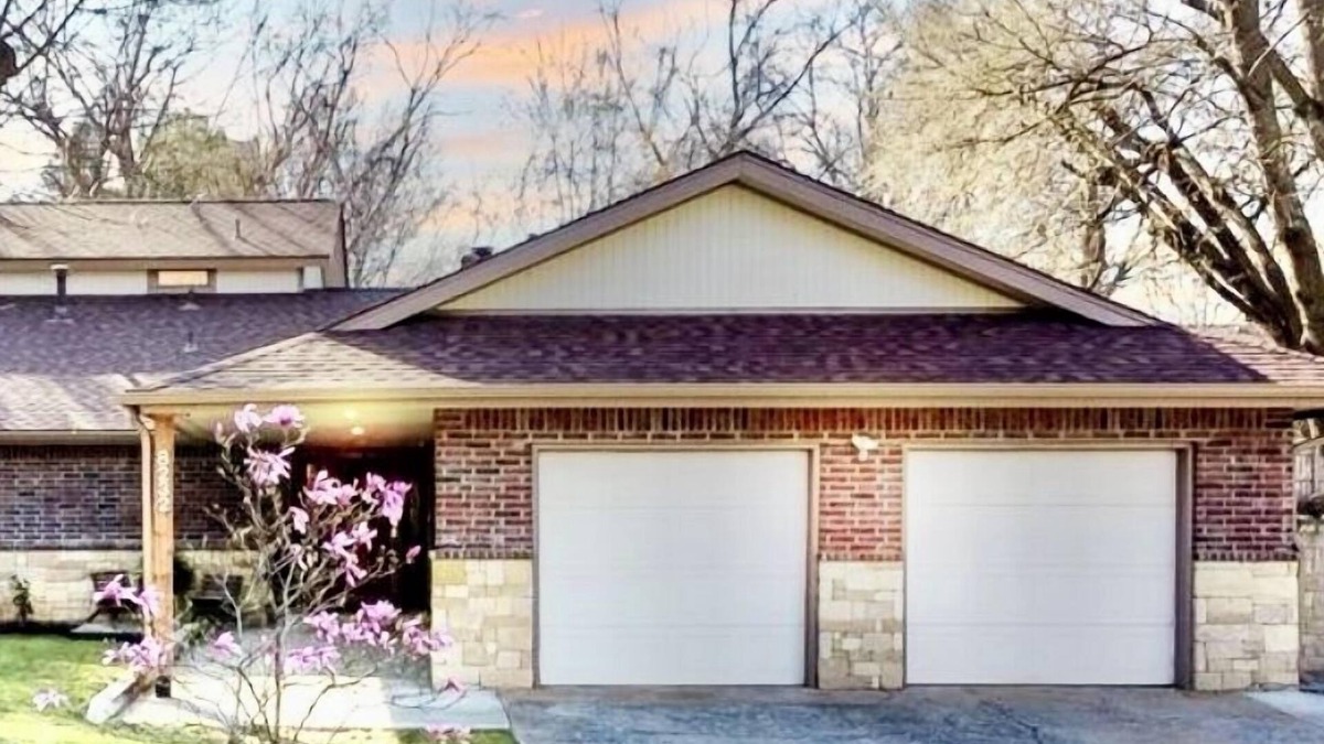 South Tulsa House | Peaceful and upscale neighbourhood. .