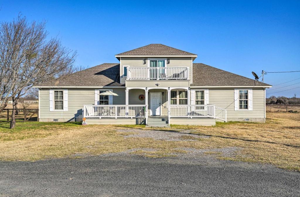 Atascosa House | Peaceful Atascosa Home with Balcony and Deck!