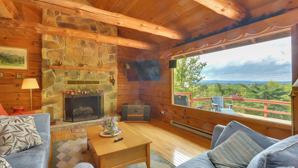 Fishertown Cabin | Peaceful Bedford Escape: Deck & Stunning Views!