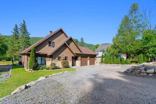 Notre-Dame-de-la-Salette Ski Chalet | Peaceful Retreat on Lac de l'Argile