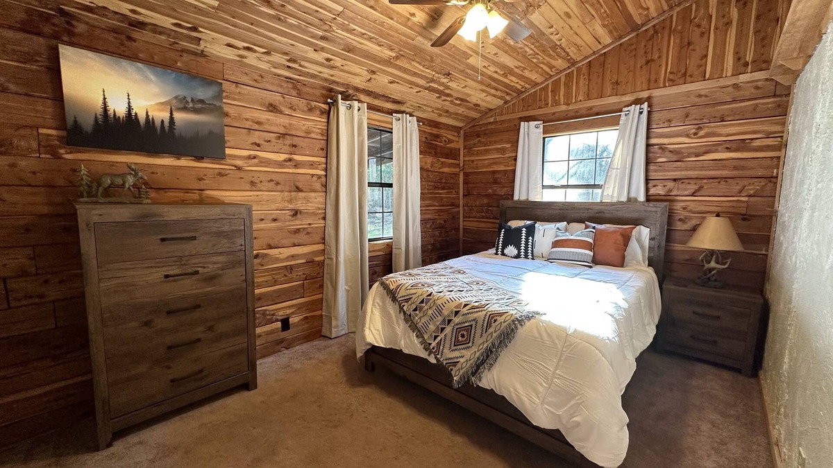 Pleasant Grove Cabin | Peaceful Cabin Retreat near Mountain View, AR