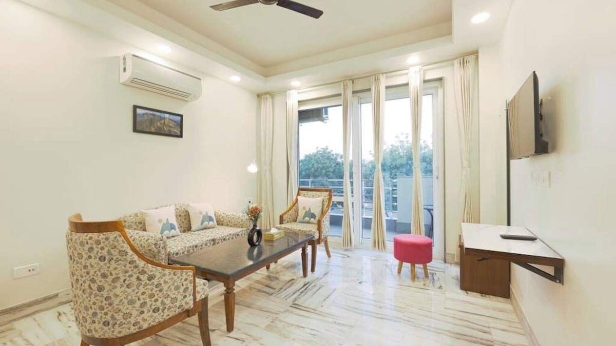Sushant Lok Apartment | Peaceful City Paradise with King Bed & Tub