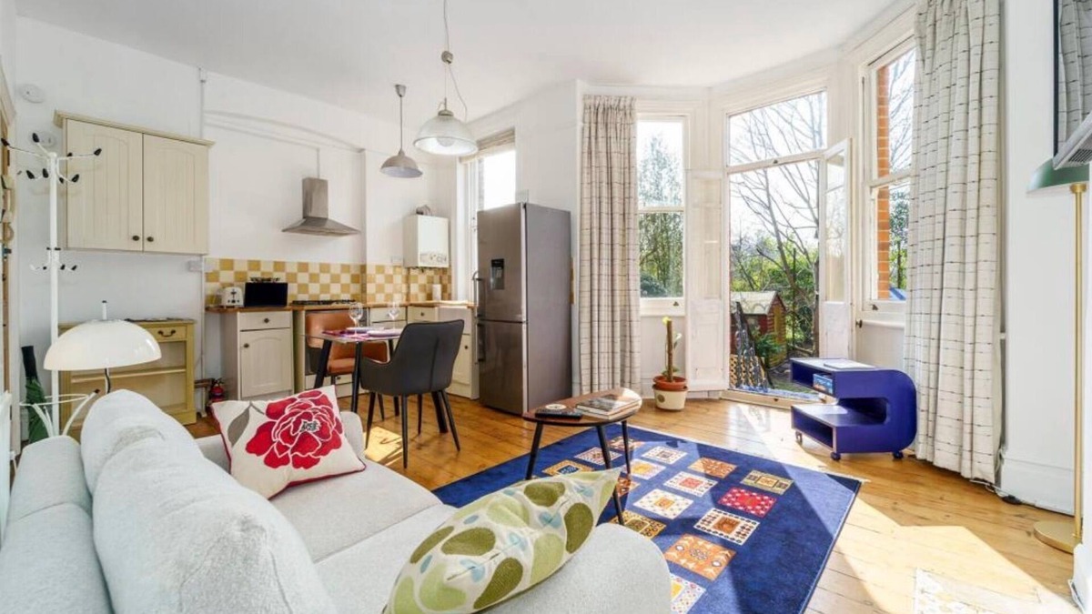 Ealing Apartment | Peaceful cosy Ealing Apartment, private Garden