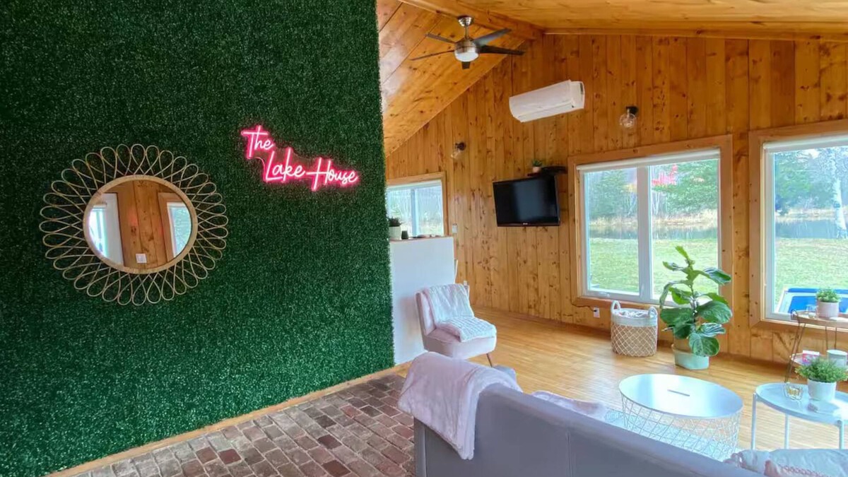 Moncton House | Peaceful cottage by a private lake
