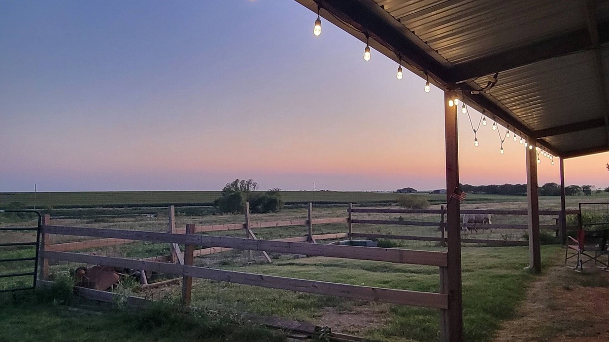 West Cabin | Peaceful country relaxing within 15 minutes of Waco and Magnolia.