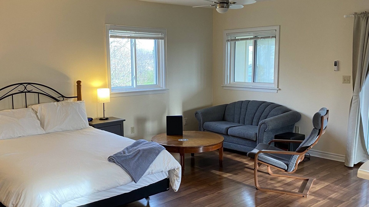 Thorold Apartment | Peaceful country studio apartment.