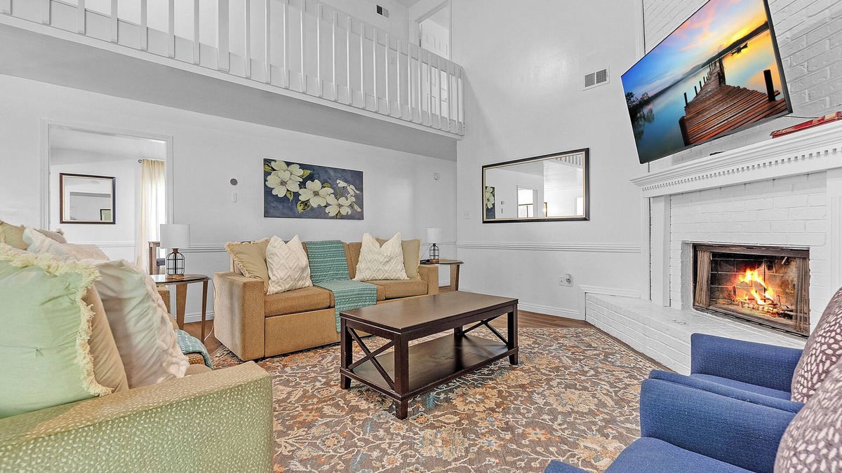 Walnut Grove House | Peaceful & Cozy 5-BR, 3BA Home, Serene Neighborhood near Shelby Farms Park.