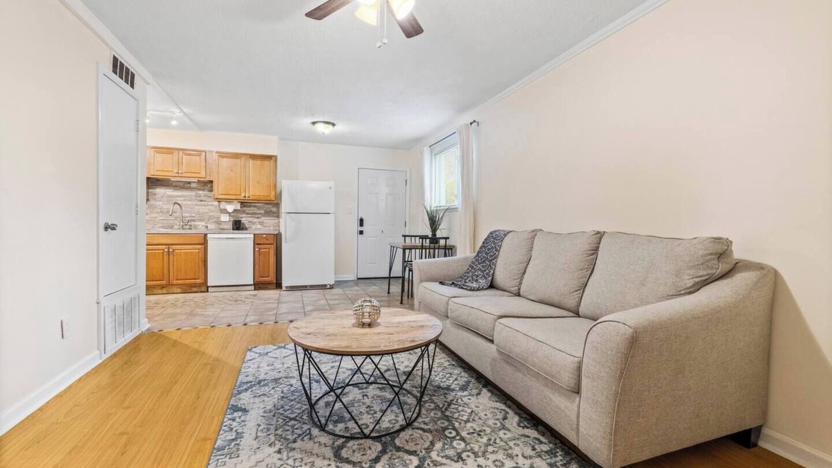 East MLK Apartment | Peaceful duplex in a wooded area ,backs up to a tranquil creek near Mueller