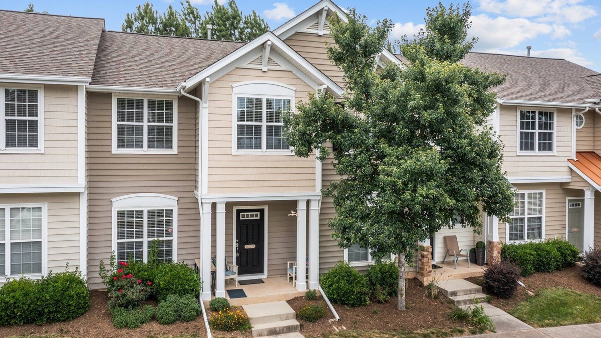 Durham House | Peaceful, Family-Friendly Townhome in Hope Valley Farms, Durham NC