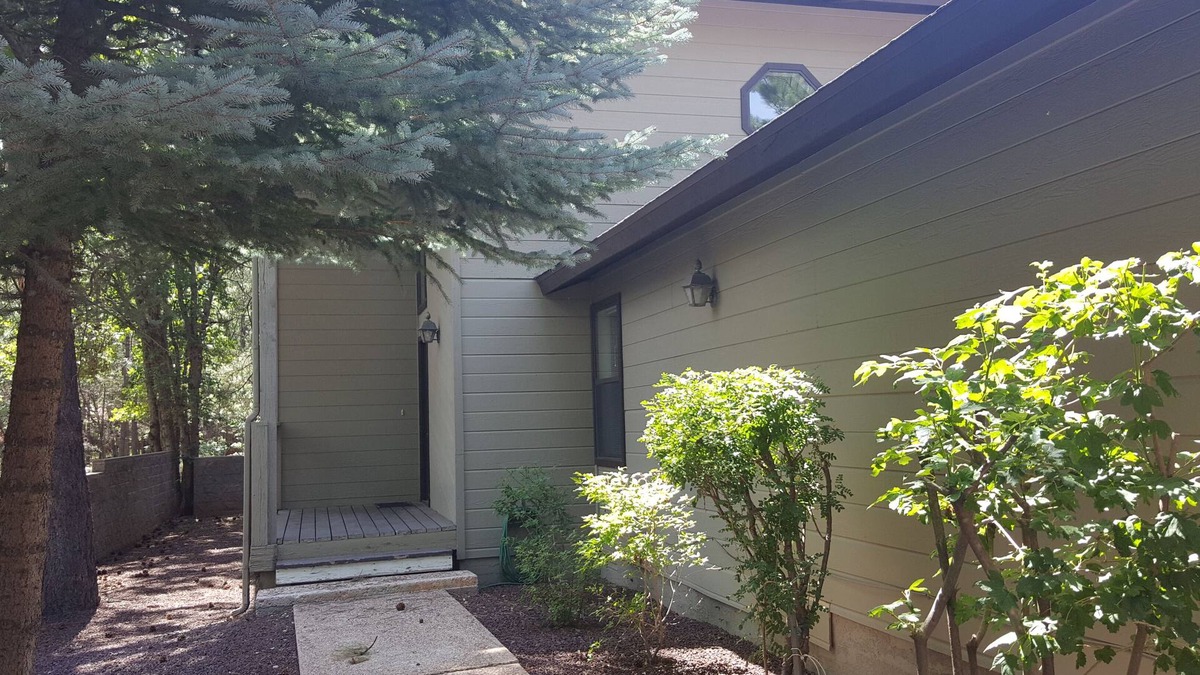 Pinetop Villa | Peaceful Family Friendly Resort Villa w Whirlpool Tub and Attached Garage