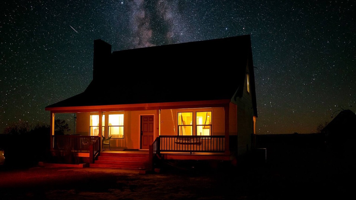 Valle House | Peaceful Family Getaway 30 Mins to Grand Canyon-Full Kitchen-Porch Swings-W/D