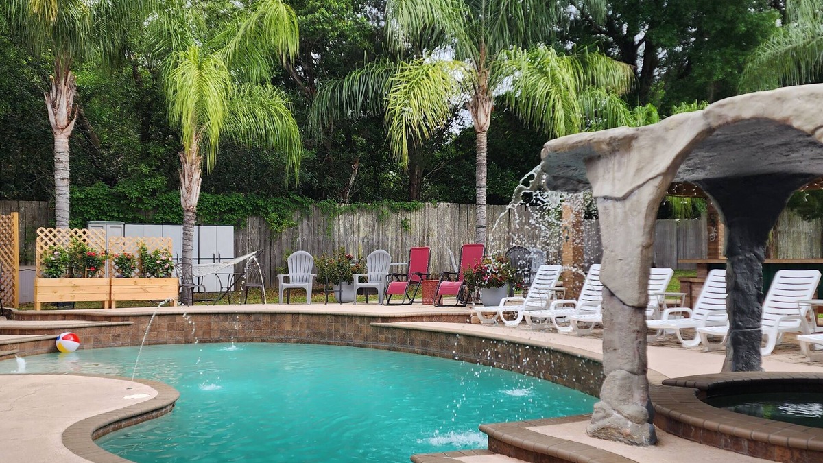Zephyrhills Apartment | Peaceful, Family-sized Suite, Pool, Hot Tub, Camp Fire, Enormous Backyard!