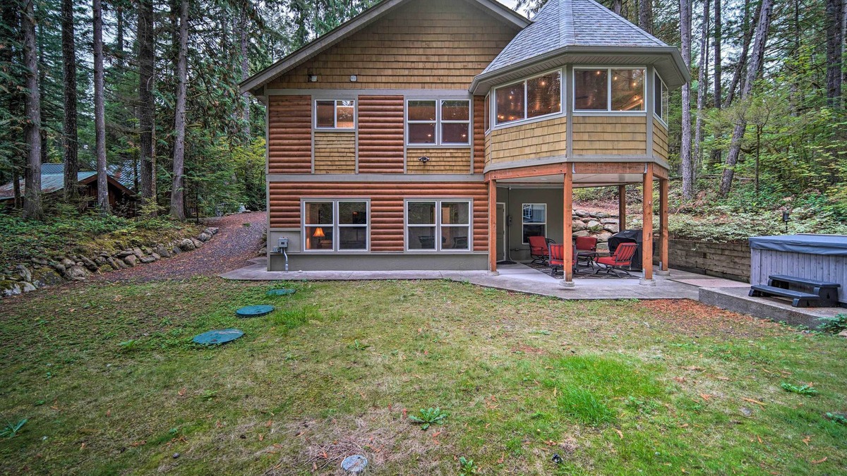 Warnick Cabin | Peaceful Forest Retreat by Mt. Baker Slopes!