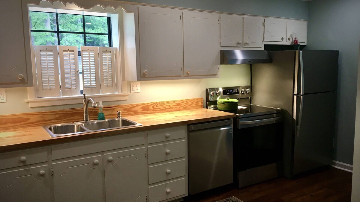 Rolling Wood House | Peaceful getaway only 5 minutes drive from Oxford Square and U of M