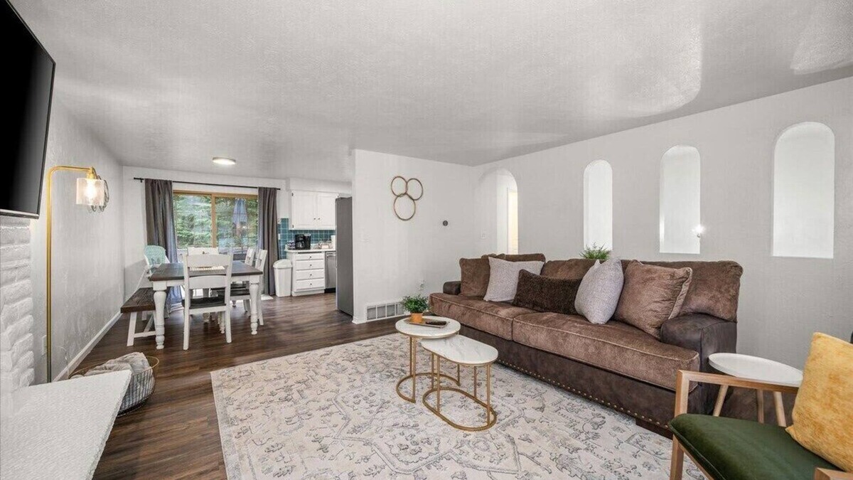 Fairwood House | Peaceful Haven I Stylish Home in North Spokane