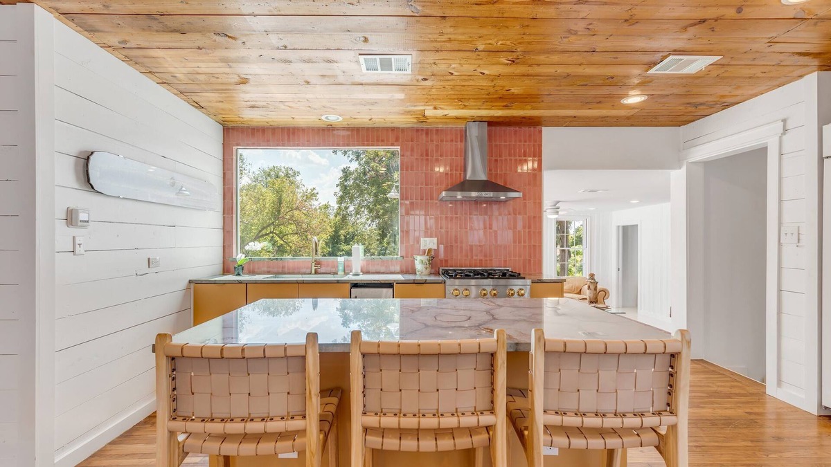 Martindale House | Peaceful Historic Luxury on the River, 4/2 w/ watercrafts, fine finishes