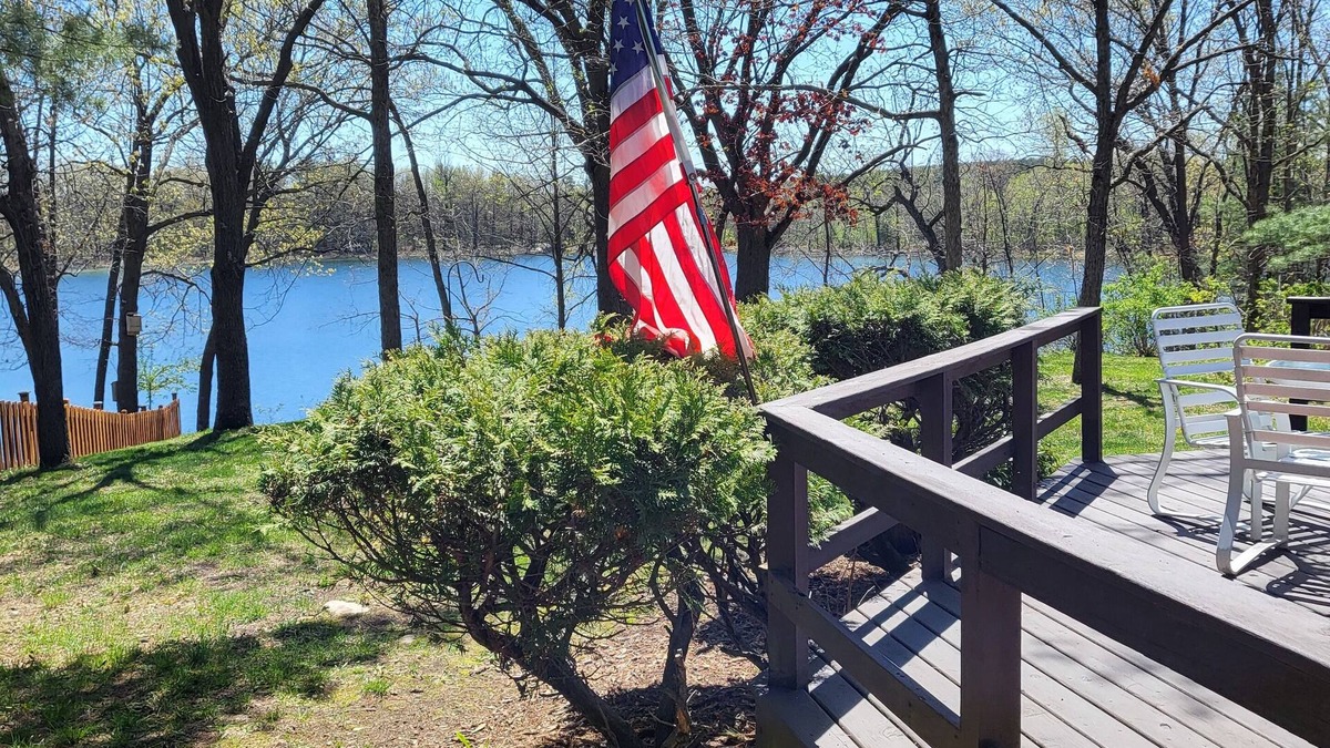 Waupaca House | Peaceful home on little Round lake near EAA, Iola car show & the Packer Stadium.