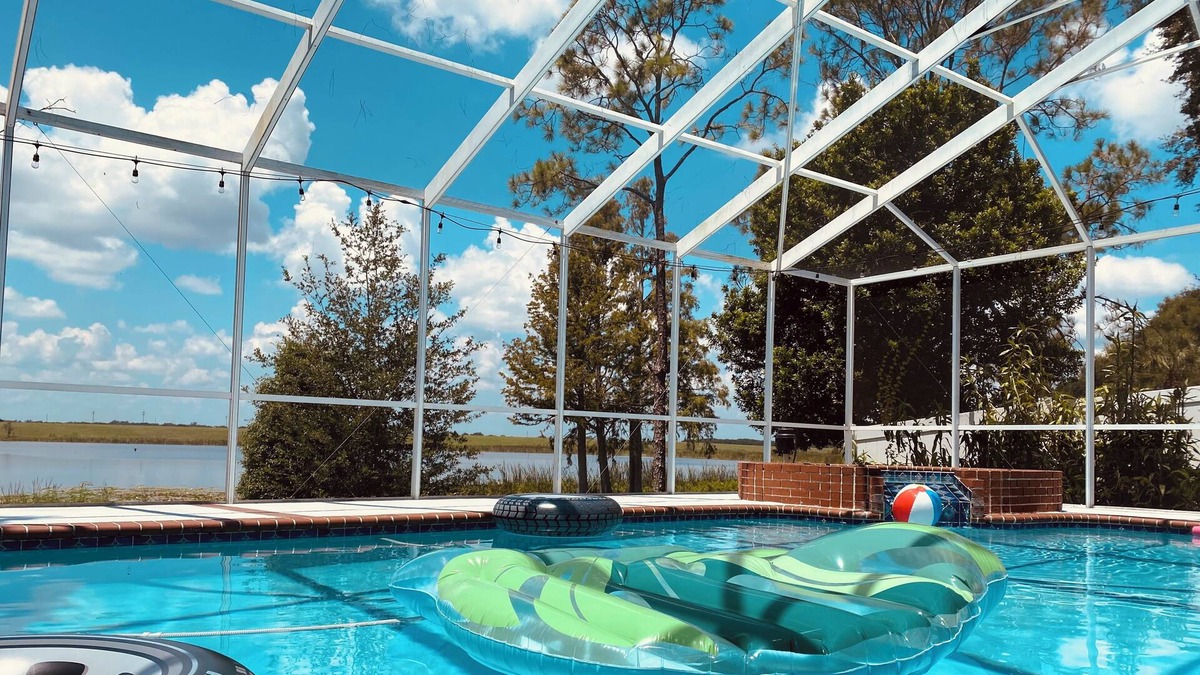 Lake Alfred House | Peaceful Lake House retreat. Family and pet friendly near Disney World!