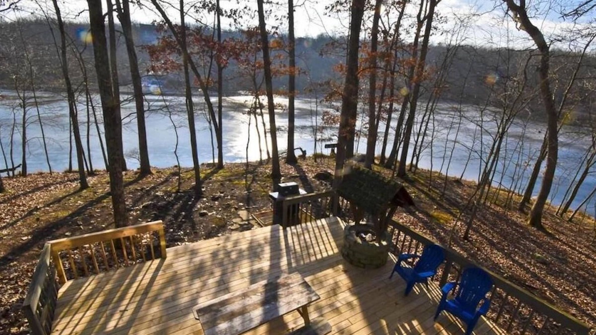 East Stroudsburg Villa | Peaceful Lakefront Retreat! Family & Dog Friendly w/Private Hot Tub!