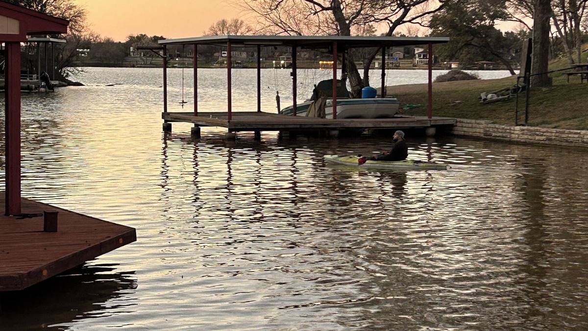 Granbury Cottage | Peaceful Lakefront! 2 miles to square🏡kayaks🎣huge dock🏊firepits🦋fishing🌸recharge
