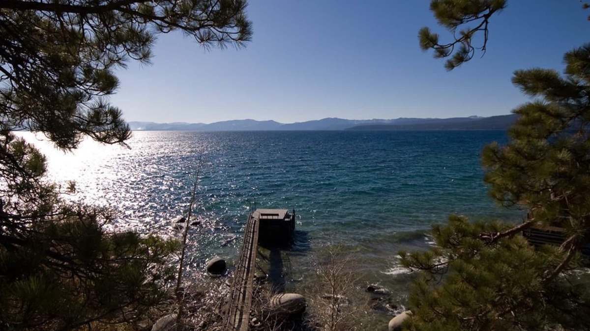 Brockway House | Peaceful Lakefront Home with Gorgeous Lakeviews and Hottub