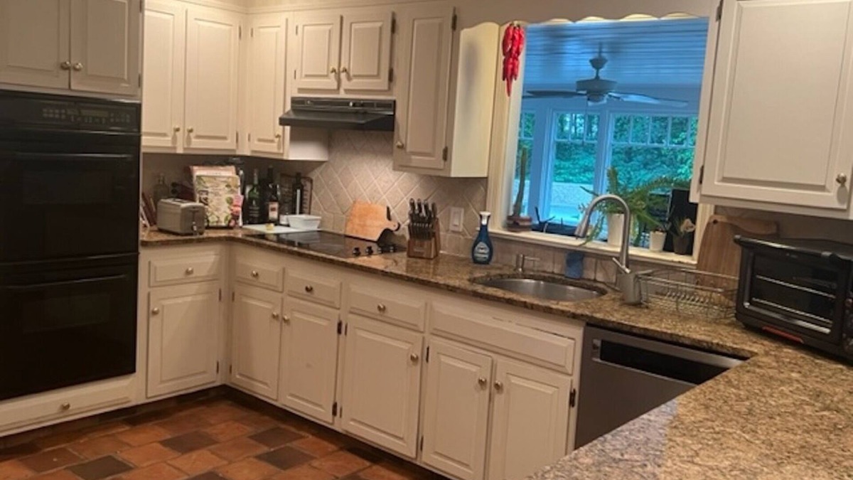 Darien House | Peaceful Large Sunny Suite with Private Bathroom in quiet neighborhood