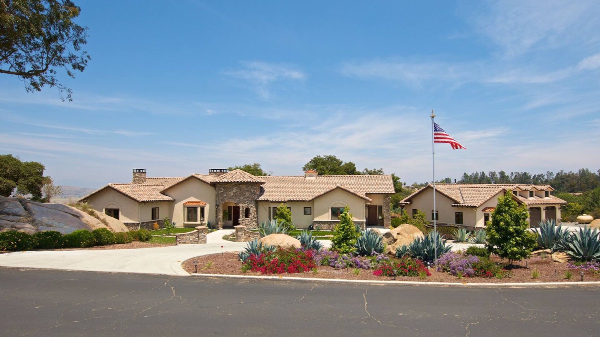 Ramona House | Peaceful Luxurious Country Estate close to Beaches, Golf and Vacation Attraction