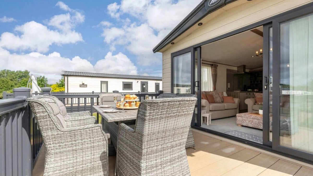 South Cerney Cabin | Peaceful Millers Lodge at The Cotswold Water Park