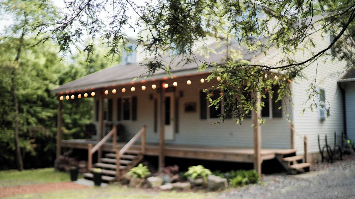 Mifflinburg Cabin | Peaceful Mountain Cabin close to Penn State, Bucknell & Susquehanna! Sleeps 10!