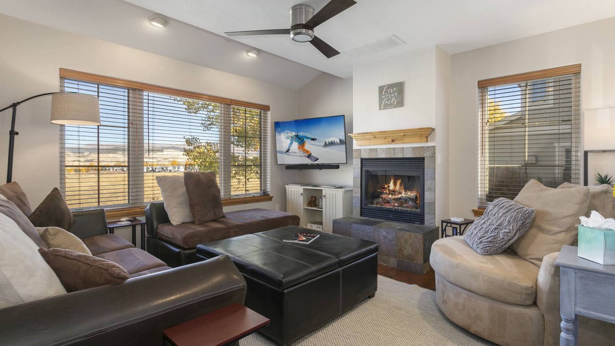 Gypsum House | Peaceful Mountain Escape. n28+Day stay with Workspace, Garage and Quiet Comfort.