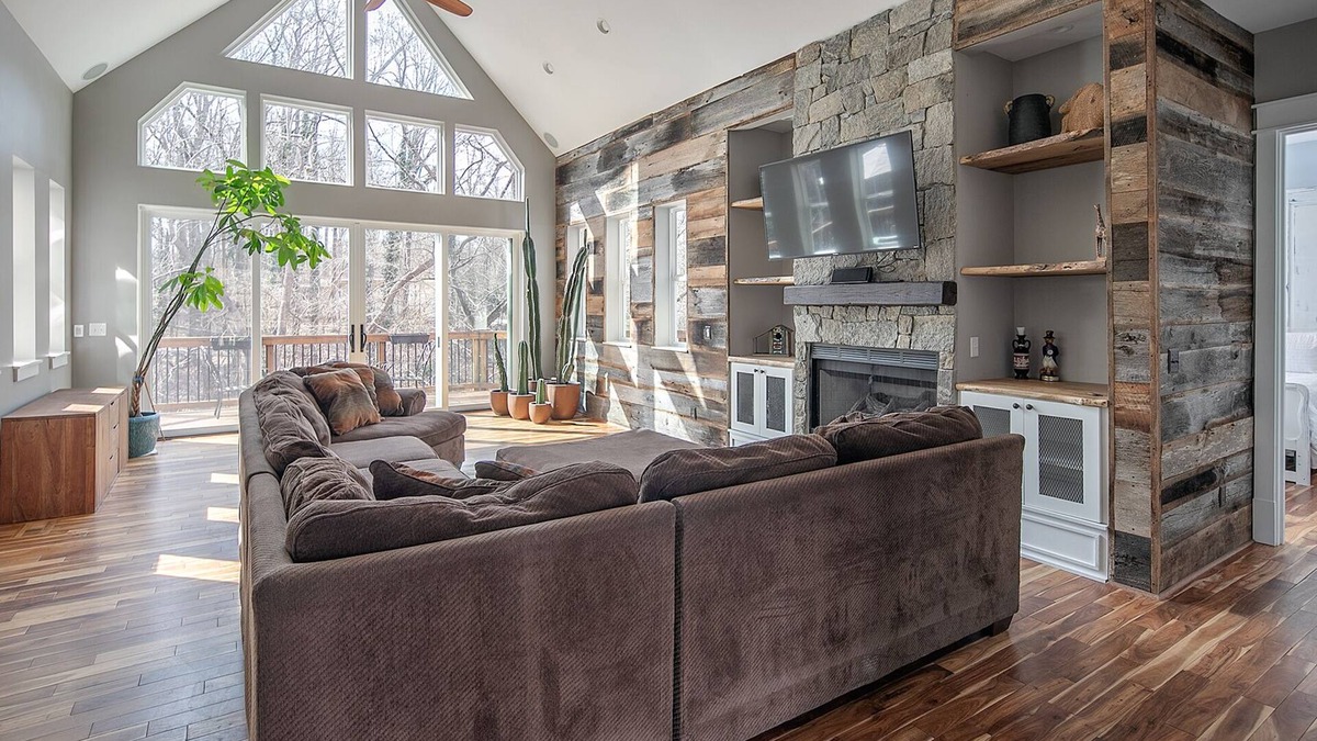 Mountainbrook House | Peaceful Mountainbrook SouthPark Haven ~ Creekside