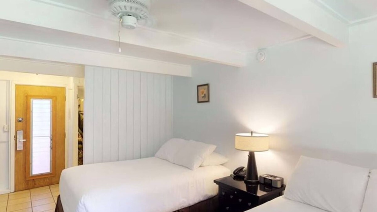 Kaunakakai House | Peaceful Nature Retreat in a Scenic Ocean Front Hotel | Free Parking