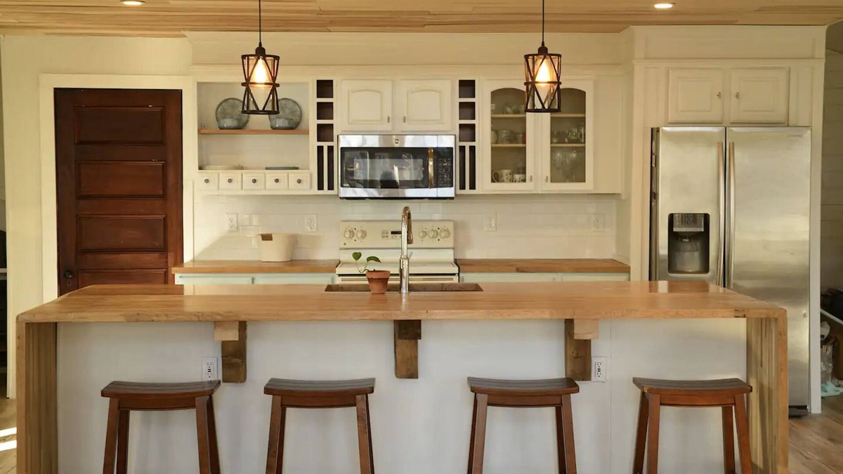 Mac Mahan House | Peaceful Open Concept 10 mins to Beach