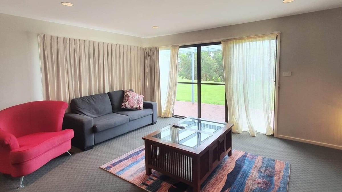 Salamander Bay Villa | Peaceful Paradise - golfers delight quiet well appointed villa