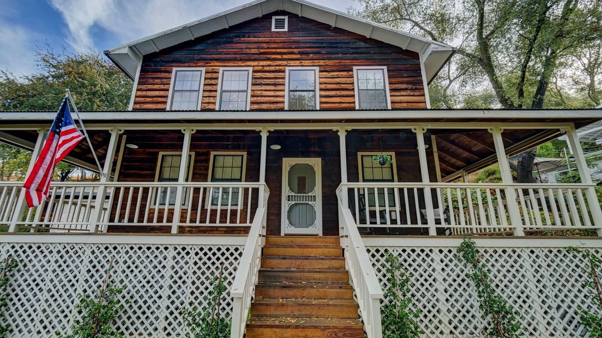 Sutter Creek Cabin | Peaceful pet & family friendly MotherLode Cabin - steps to historic Sutter Creek