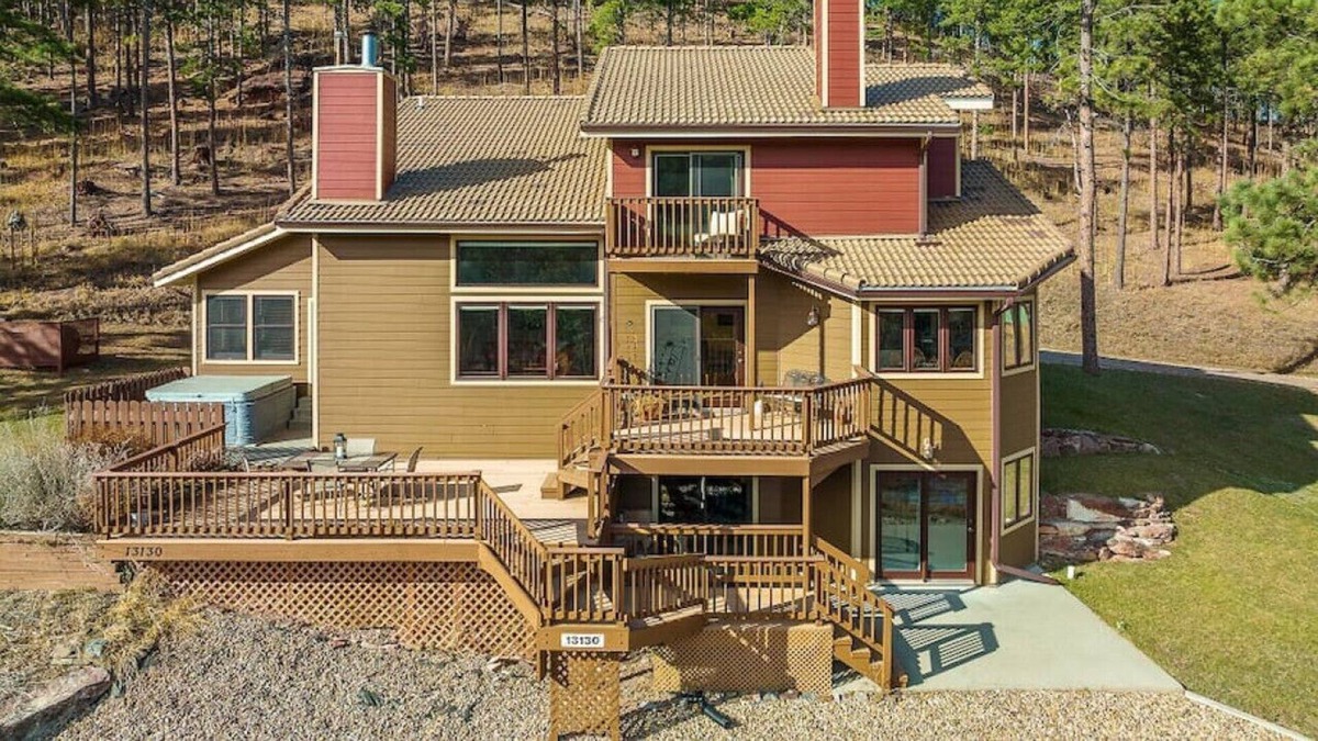 Rapid City House | Peaceful Pines 5 BR Home with Hot Tub