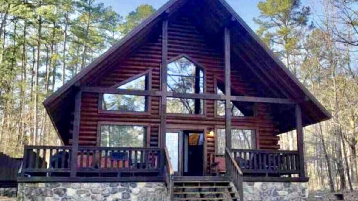 Broken Bow Cabin | Peaceful Pines: Hot Tub/Playground/Games + Eateries/Brewery/Hiking/Lake~3mi!