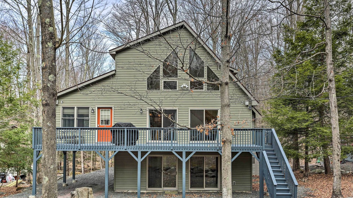Hamlin Cabin | Peaceful Poconos Cabin w/ Lake Access & Views!
