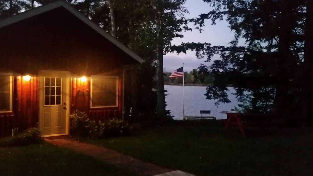 Mercer Cabin | Peaceful Privacy Lakeside, Private Dock, Great Sunsets, Free WiFi & Cable-Mercer